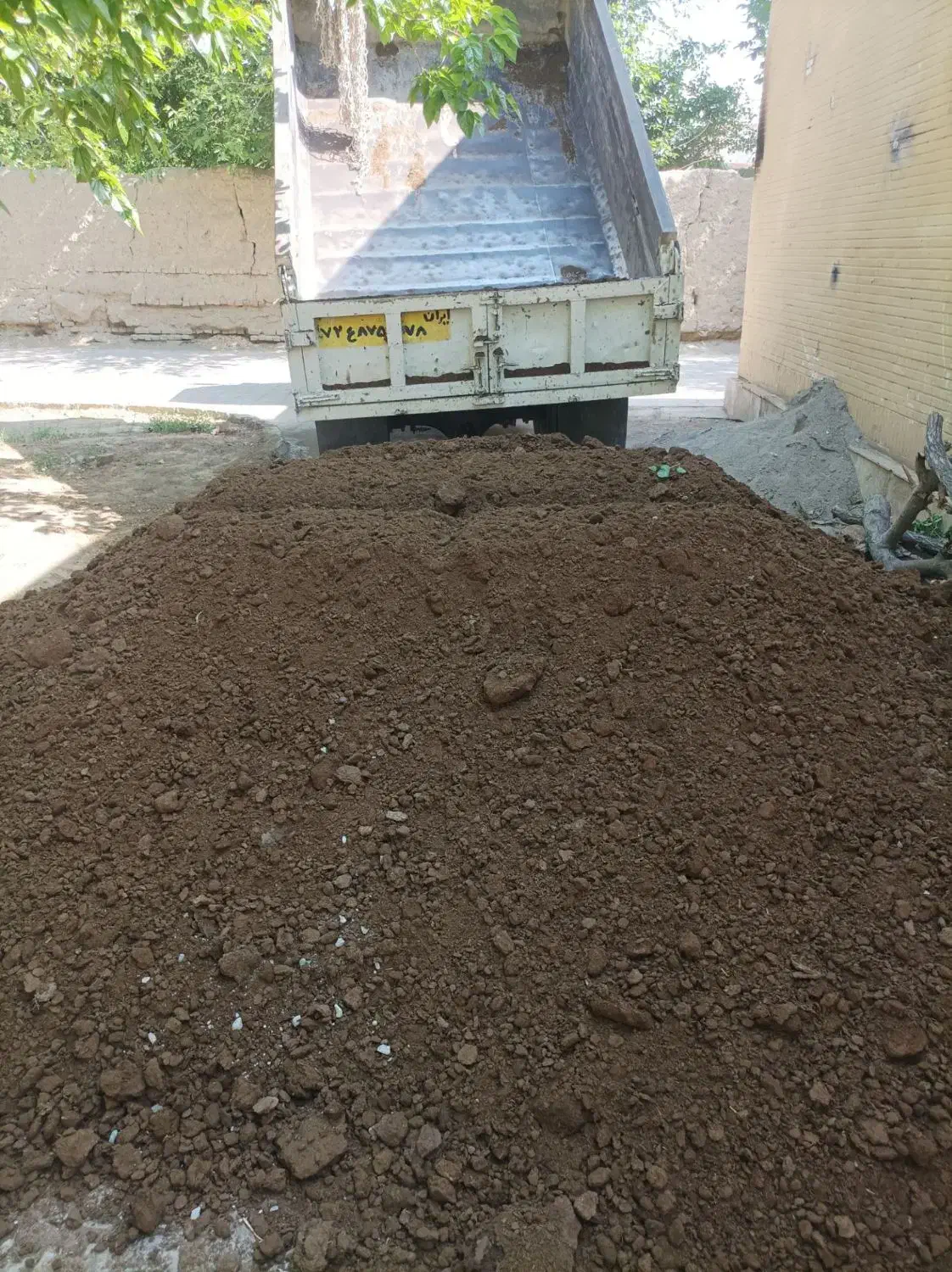 کودگاوی وگوسفندی کاملا خشک وآفتاب خورده خاک باغچه|خدمات باغبانی و درختکاری|شهریار, شهرک وائین|دیوار