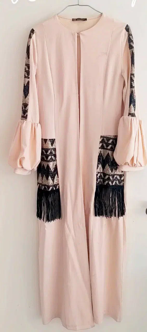 مانتو کرمی مجلسی|لباس|میانه, |دیوار