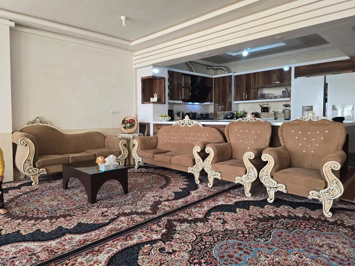 مبل سلطنتی هشت نفره شیک در حد نو|مبلمان خانگی و میز عسلی|لردگان, |دیوار