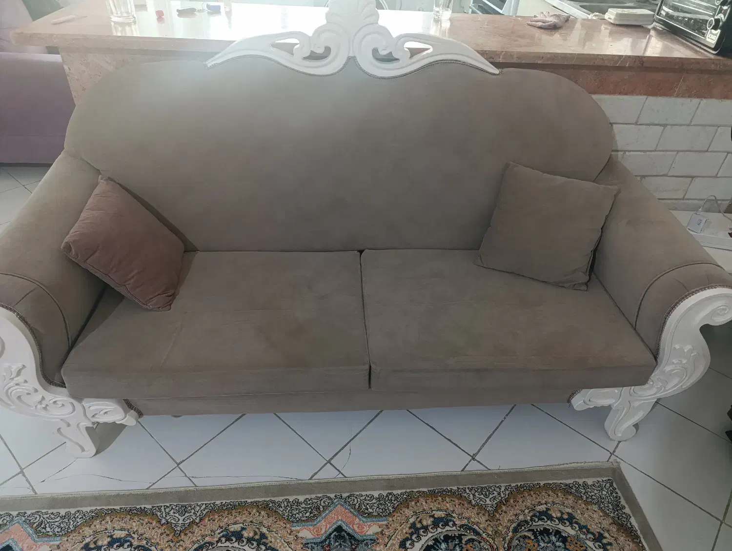 مبلمان هفت نفره به همراه دو میز عسلی سفید|مبلمان خانگی و میز عسلی|دماوند, گیلاوند|دیوار