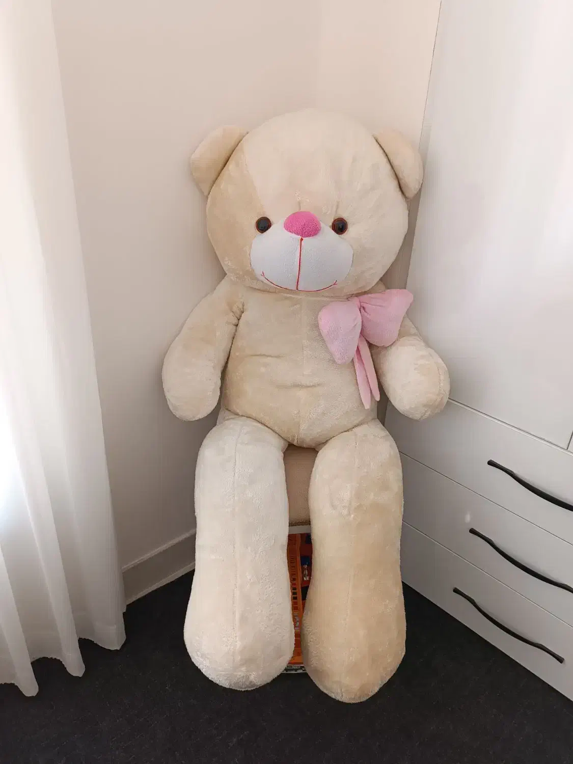 عروسک بزرگ|اسباب‌‌بازی|میانه, |دیوار