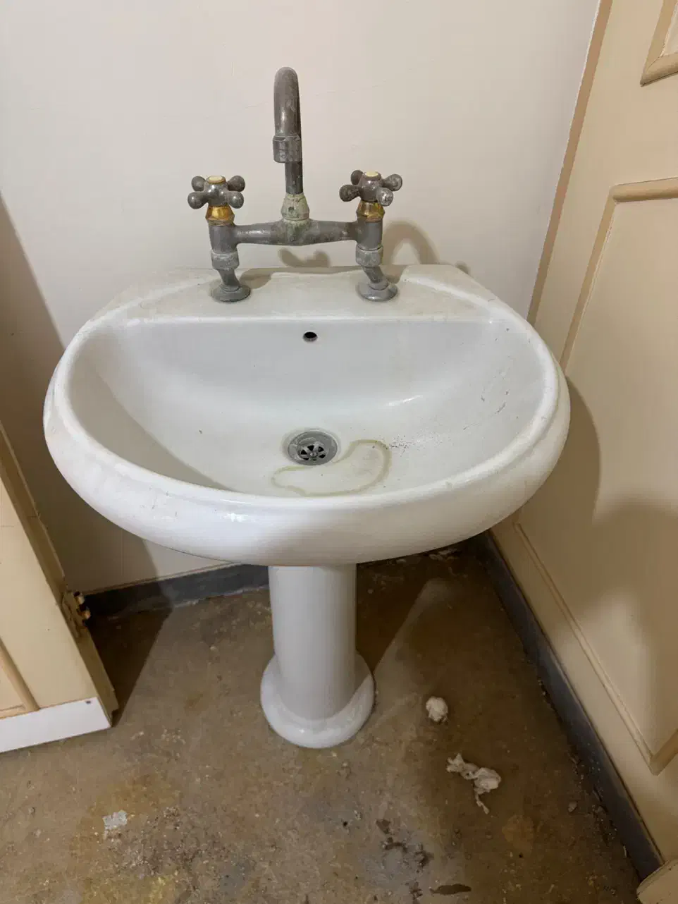 روشویی بهمراه شیر|لوازم سرویس بهداشتی|آمل, |دیوار