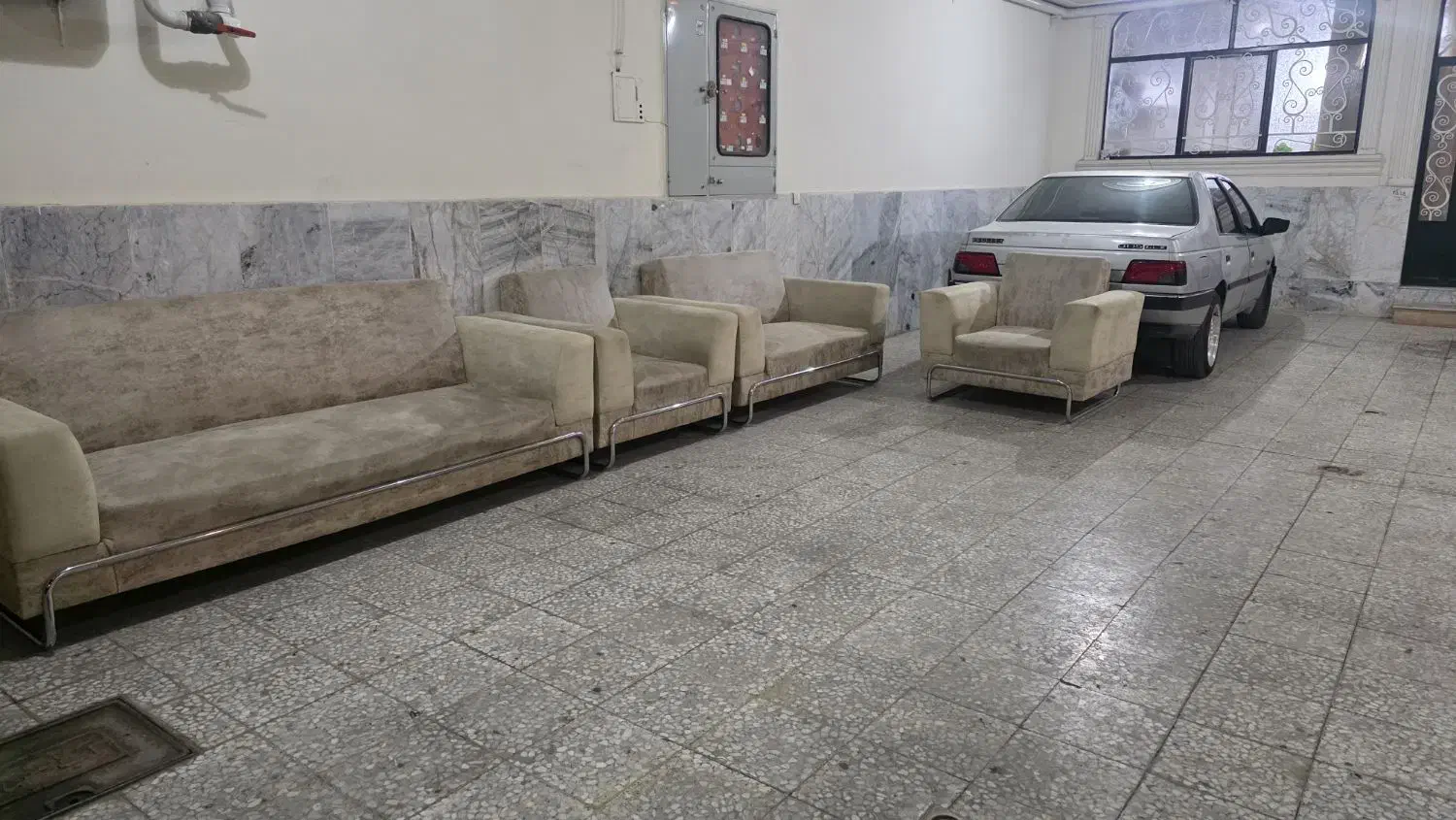 هفت نفر بی عیب|مبلمان خانگی و میز عسلی|شاهین‌شهر, دهخدا|دیوار