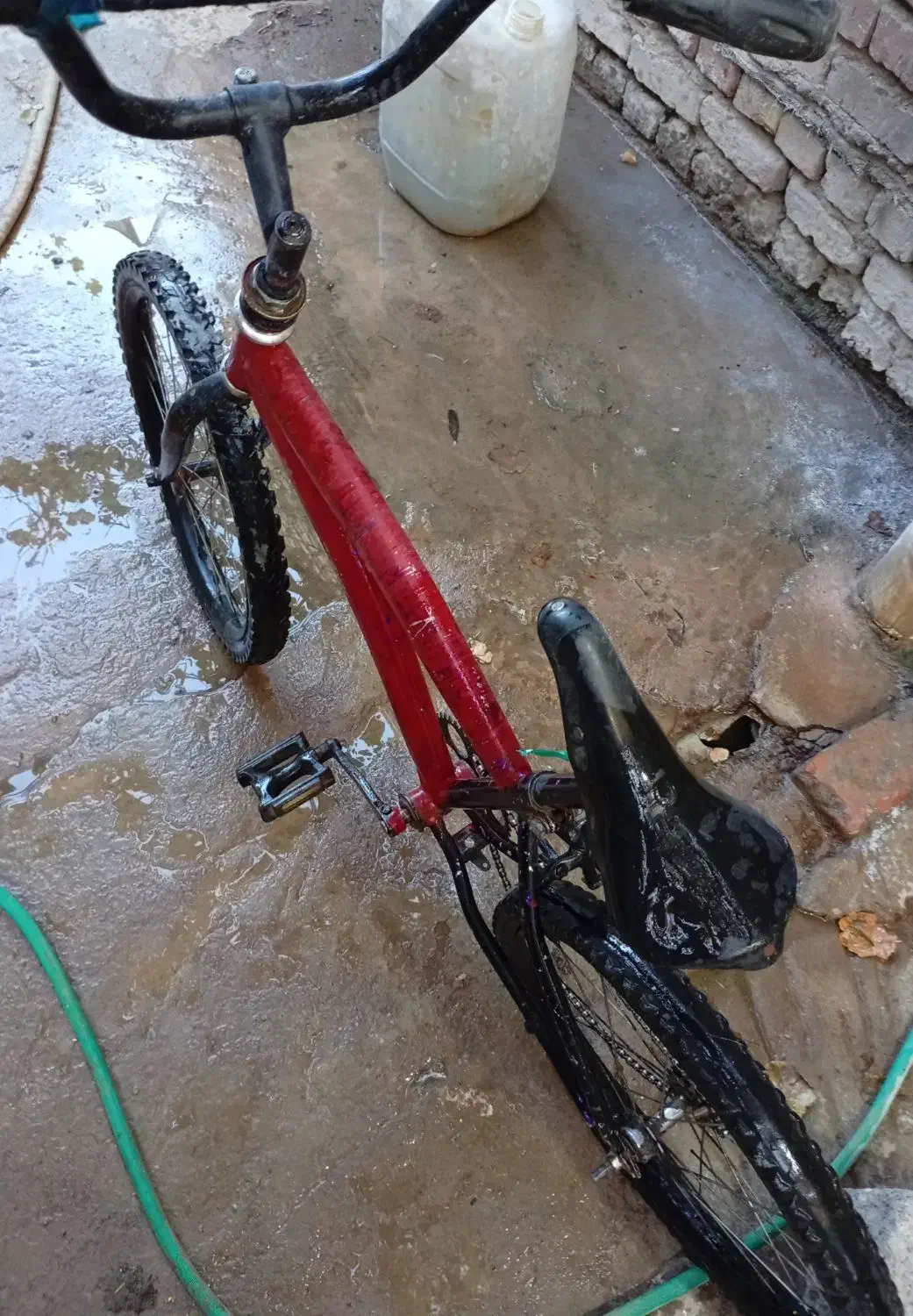 دوچرخه|دوچرخه، اسکیت، اسکوتر|خاش, |دیوار