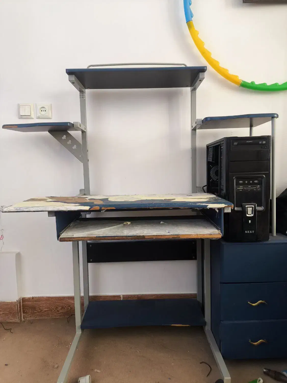 یک عدد میز کامپیوتر|میز تحریر و کامپیوتر|نقده, |دیوار