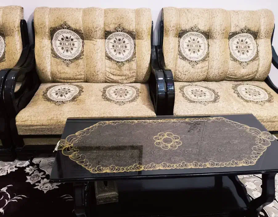 مبل راحتی تمیز همراه با میز وسط و دوتا عسلی|مبلمان خانگی و میز عسلی|فولادشهر, B5|دیوار