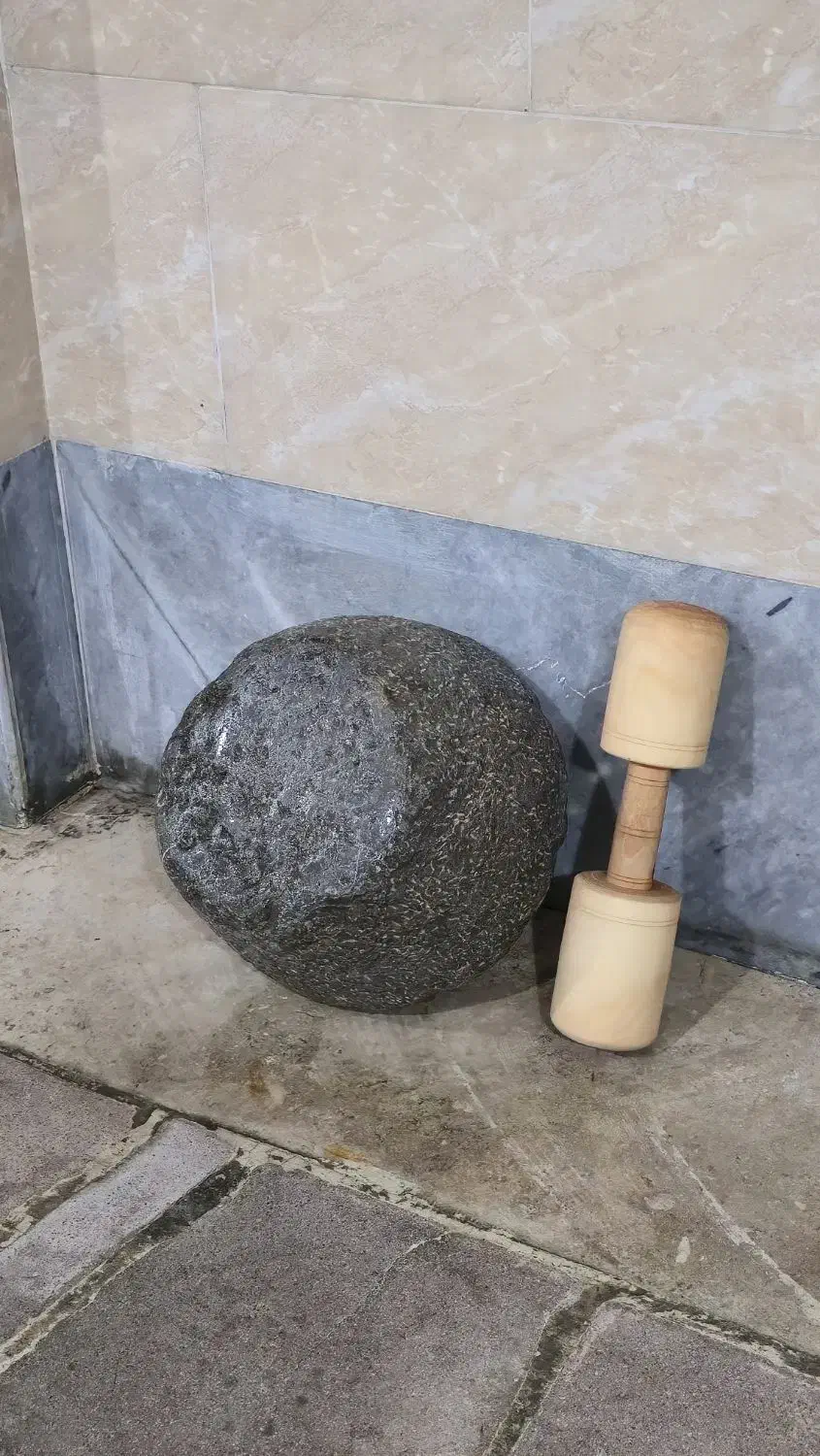 هاون سنگی بزرگ|کلکسیون اشیاء عتیقه|اصفهان, آفاران|دیوار