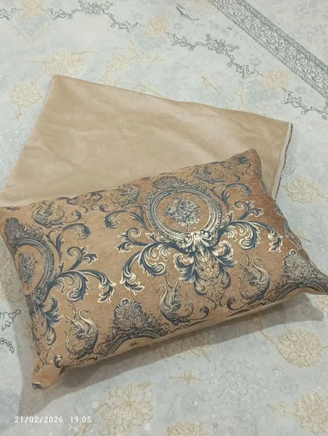 روبالشی|رختخواب، بالش، پتو|باغستان, |دیوار