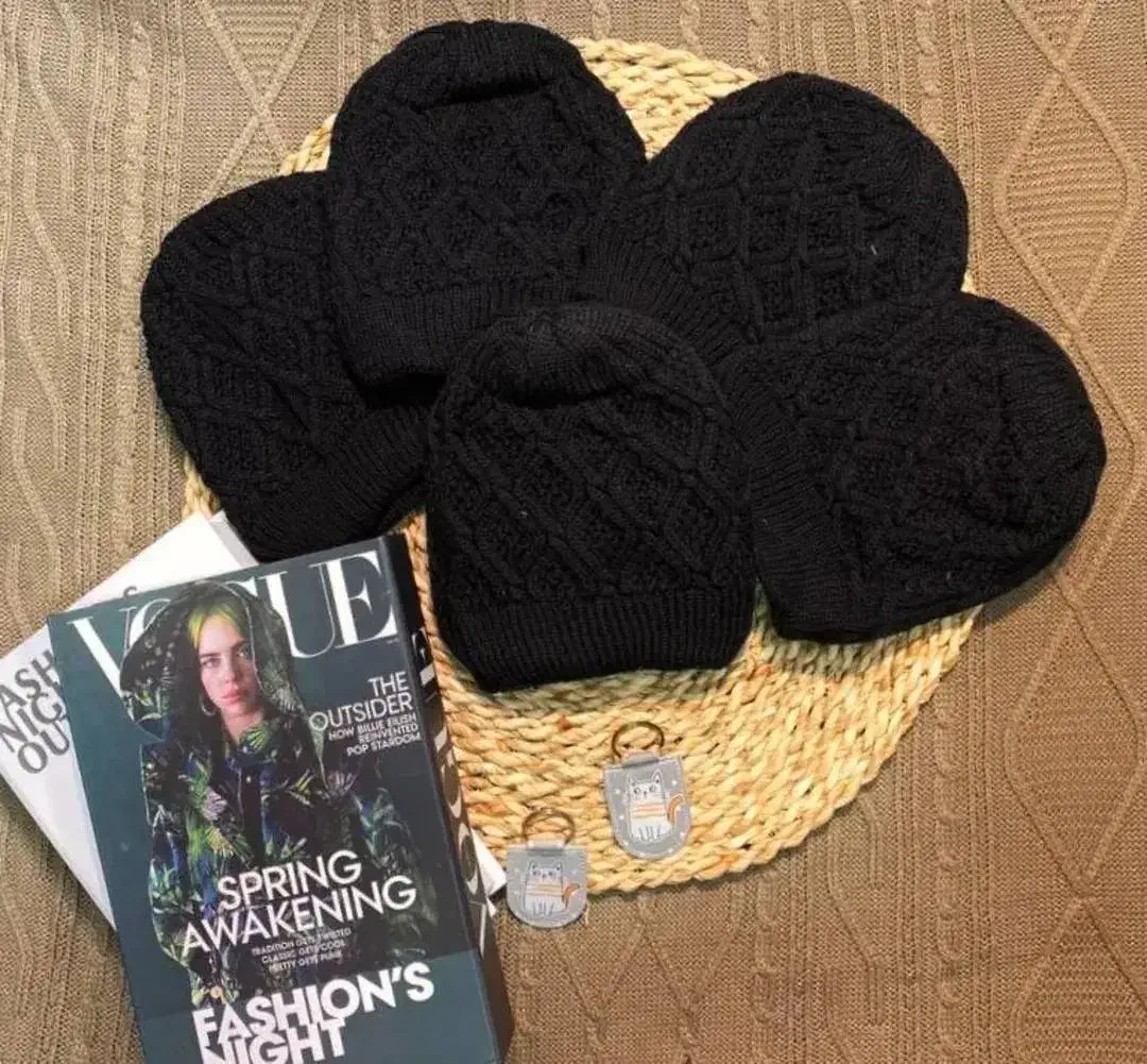 کلاه به صورت عمده|لباس|یاسوج, |دیوار