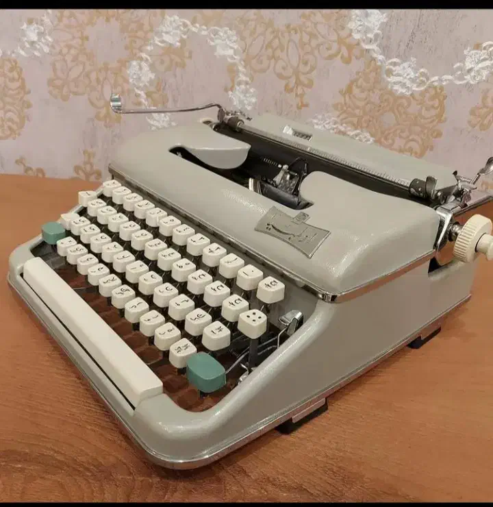 دستگاه تایپ قدیمی|کلکسیون اشیاء عتیقه|یاسوج, |دیوار