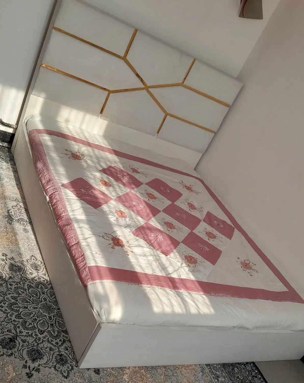 تخت خواب به همراه تشک|تخت و سرویس خواب|قرچک, مهدیه|دیوار