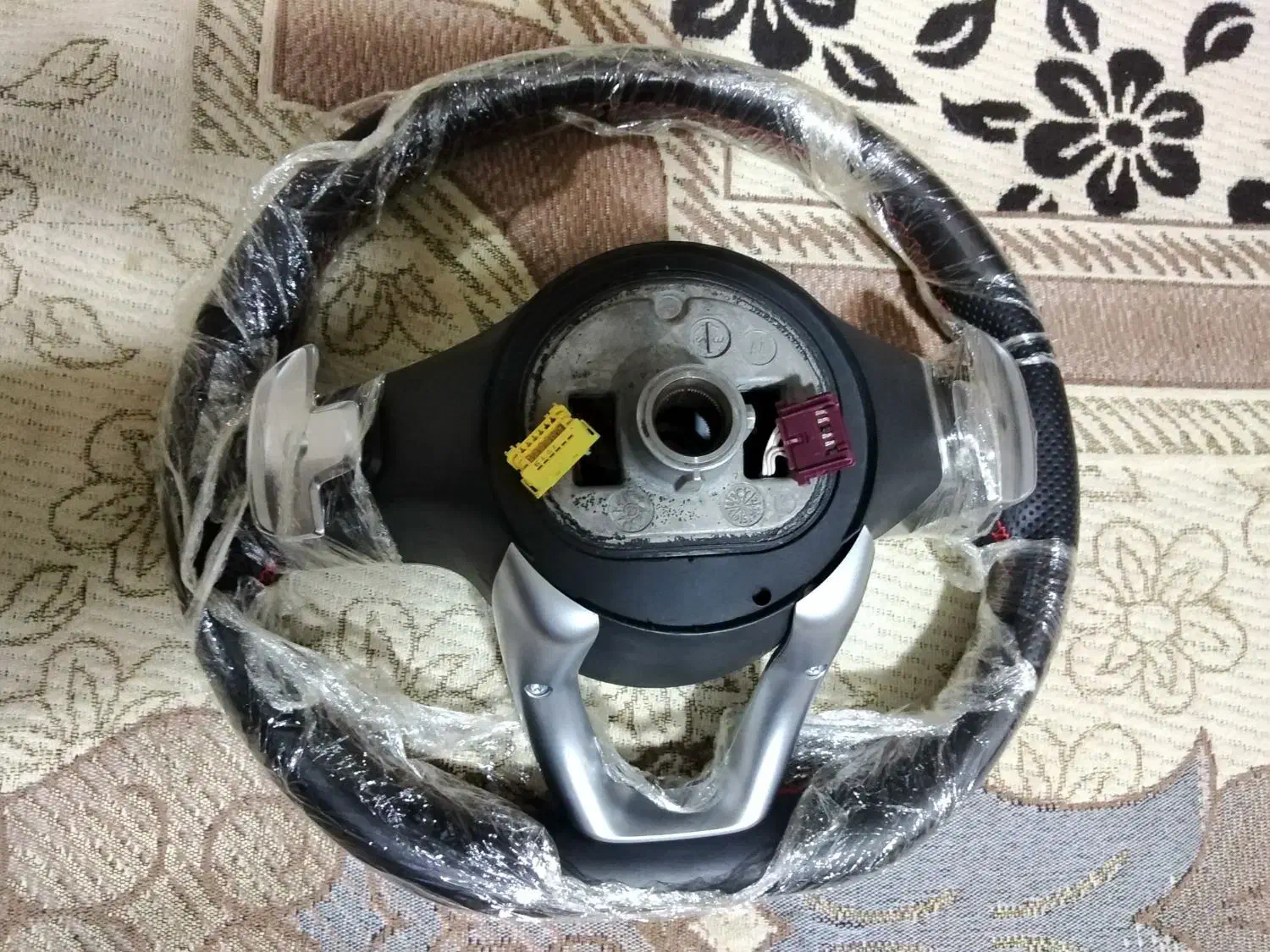 قربیلک فرمان مرسدس بنز کلاس Wطرح اصلی.|قطعات یدکی و لوازم جانبی|شیراز, غدیر شمالی|دیوار