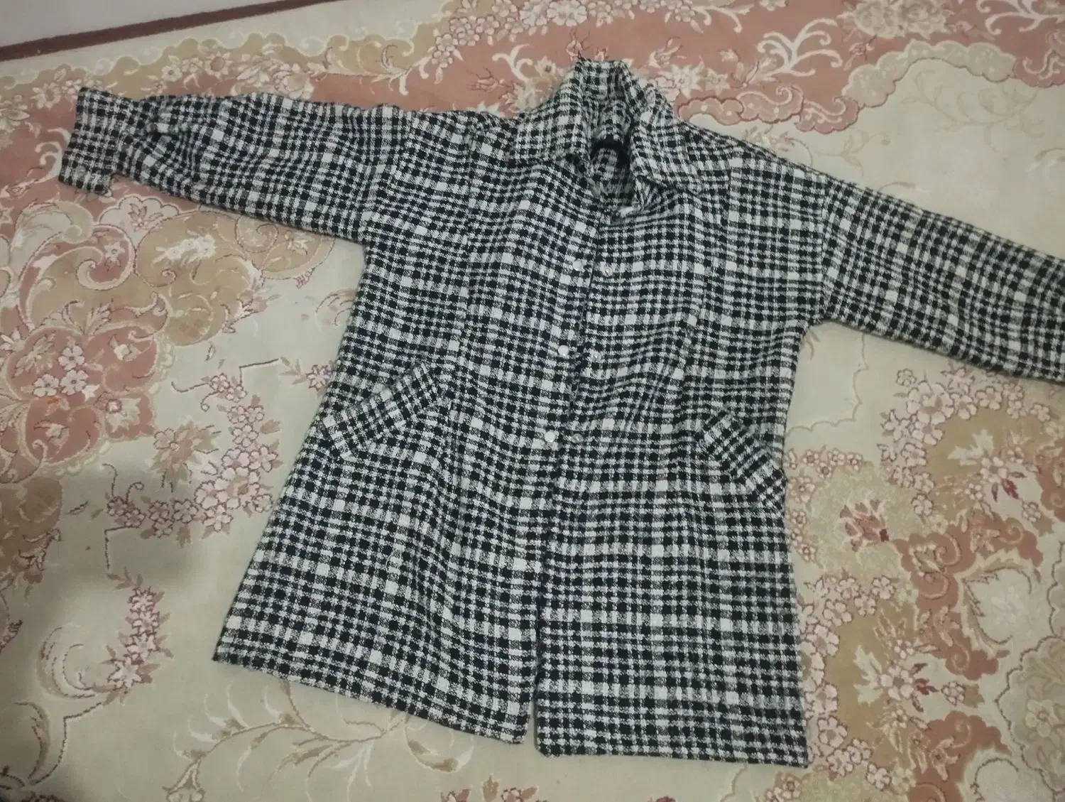 بارونی با شکت.وپافر|لباس|بومهن, |دیوار