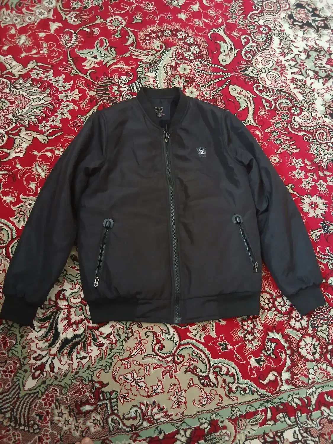 کاپشن نوع|لباس|تاکستان, |دیوار