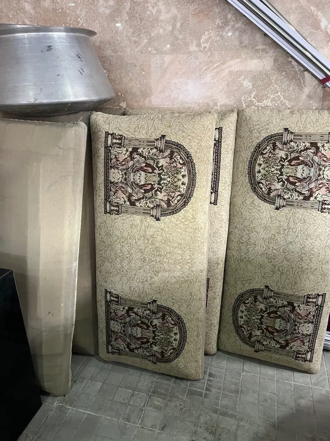 پشتی سالم|پشتی|شیراز, فرگاز|دیوار