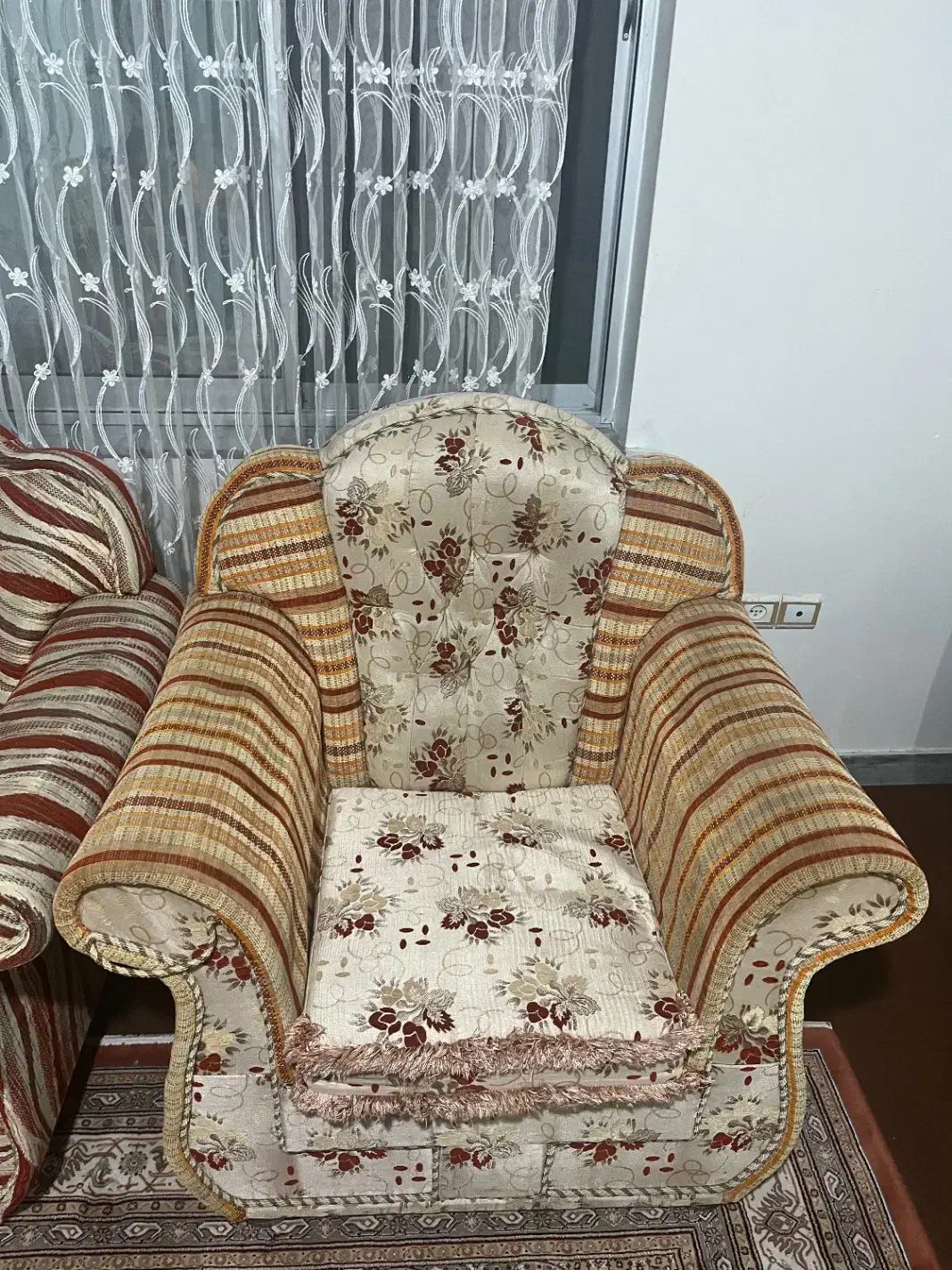۲ دست مبل و دو میز وسط سالم|مبلمان خانگی و میز عسلی|تنکابن, |دیوار