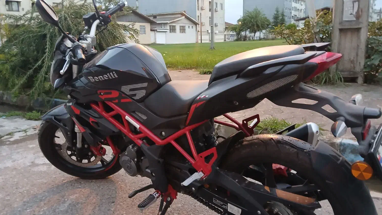 بنلی ۲۵۰ تک|موتورسیکلت|بندر انزلی, معلم|دیوار