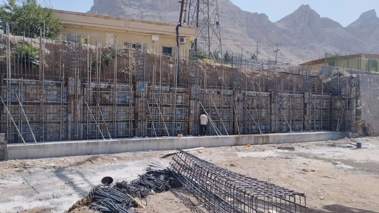 قالبندی استخر و دیوار حائل،بتن کف صیقلی،|خدمات پیشه و مهارت|شاهین‌شهر, مورچه خورت|دیوار