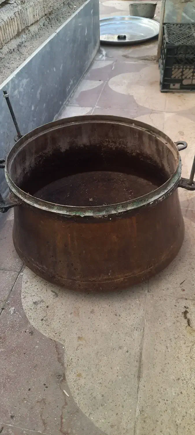 دیگ مسی|ظروف پخت‌وپز|شیراز, صاحب الزمان|دیوار
