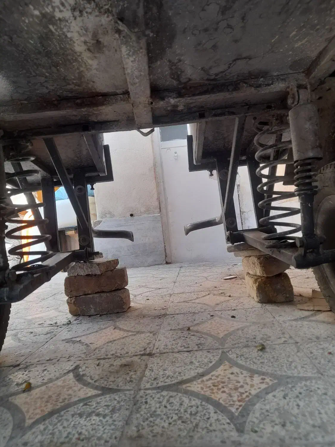 درحدنو|موتورسیکلت|شیراز, گل سرخ|دیوار