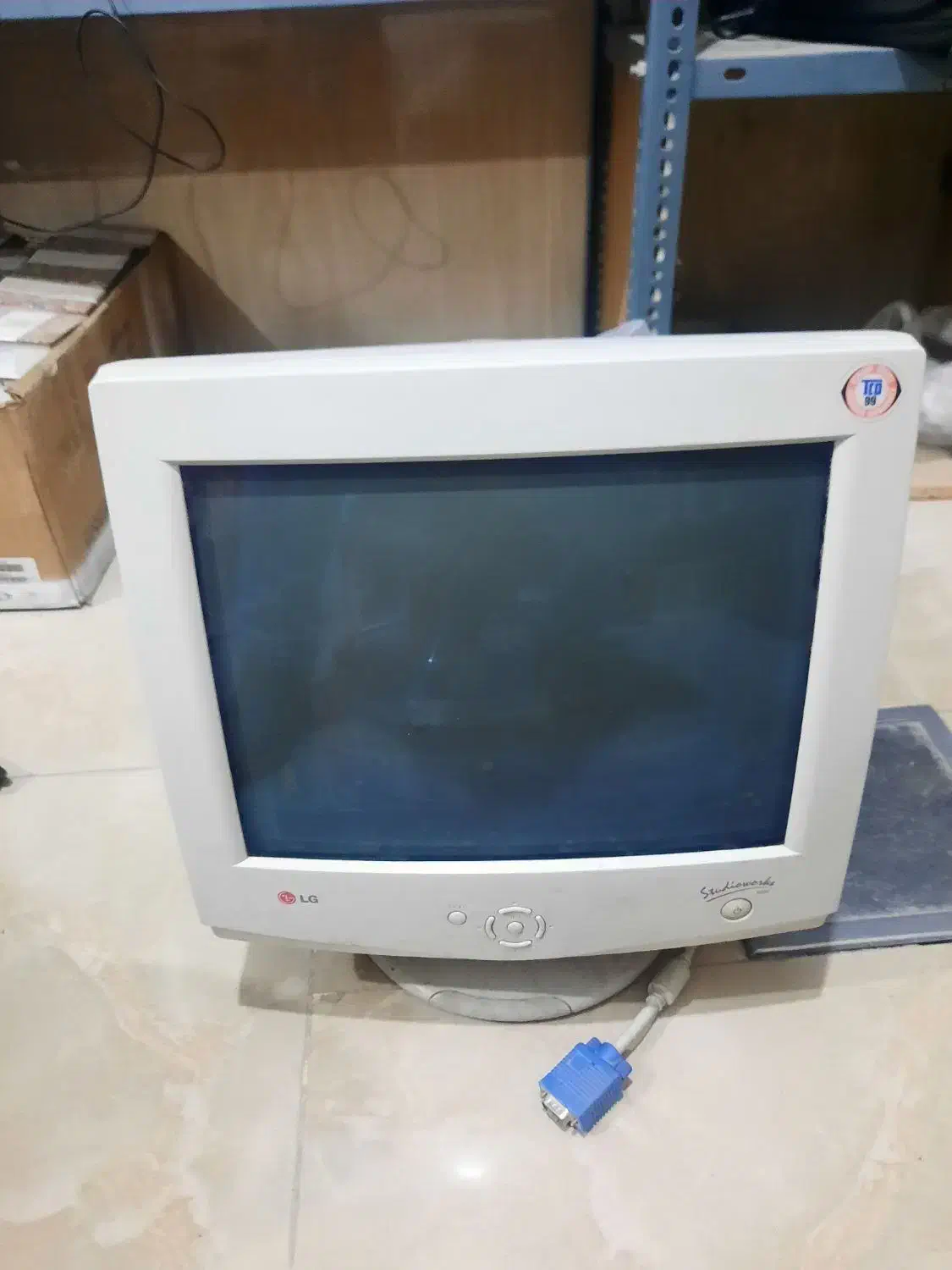 دو عدد مانیتور کاملا سالم به همراه کابل|قطعات و لوازم جانبی رایانه|یزد, |دیوار