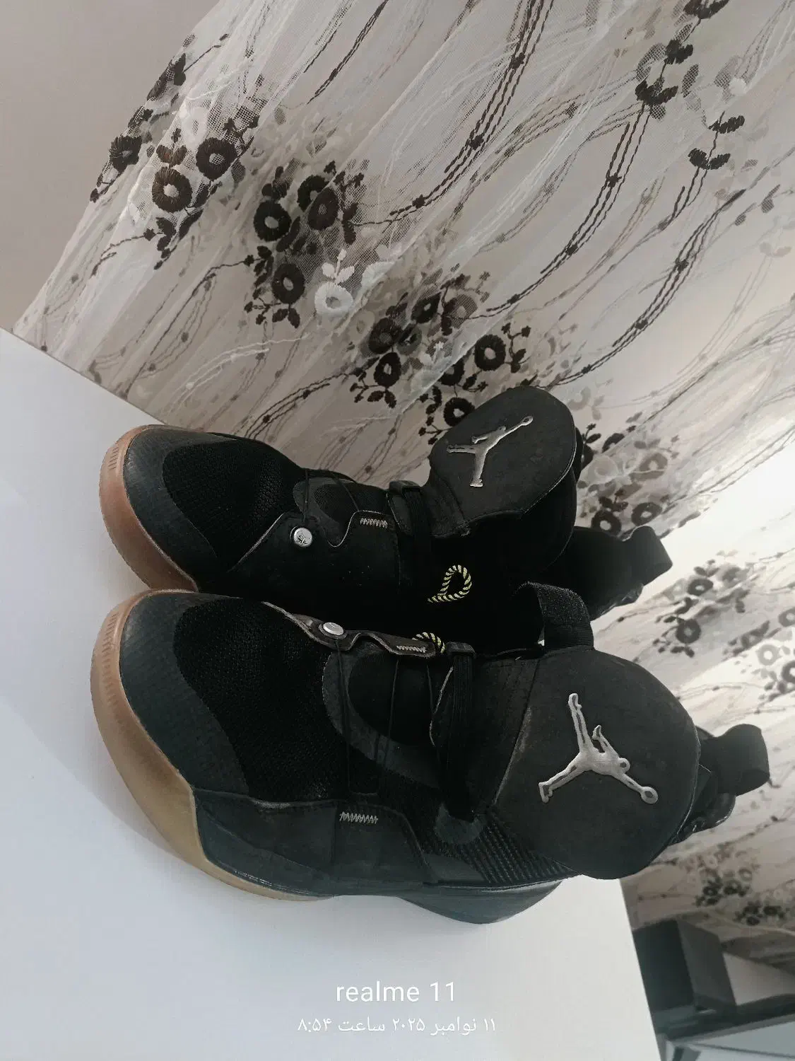 کفش جردن.|کیف، کفش، کمربند|شاهین دژ, |دیوار