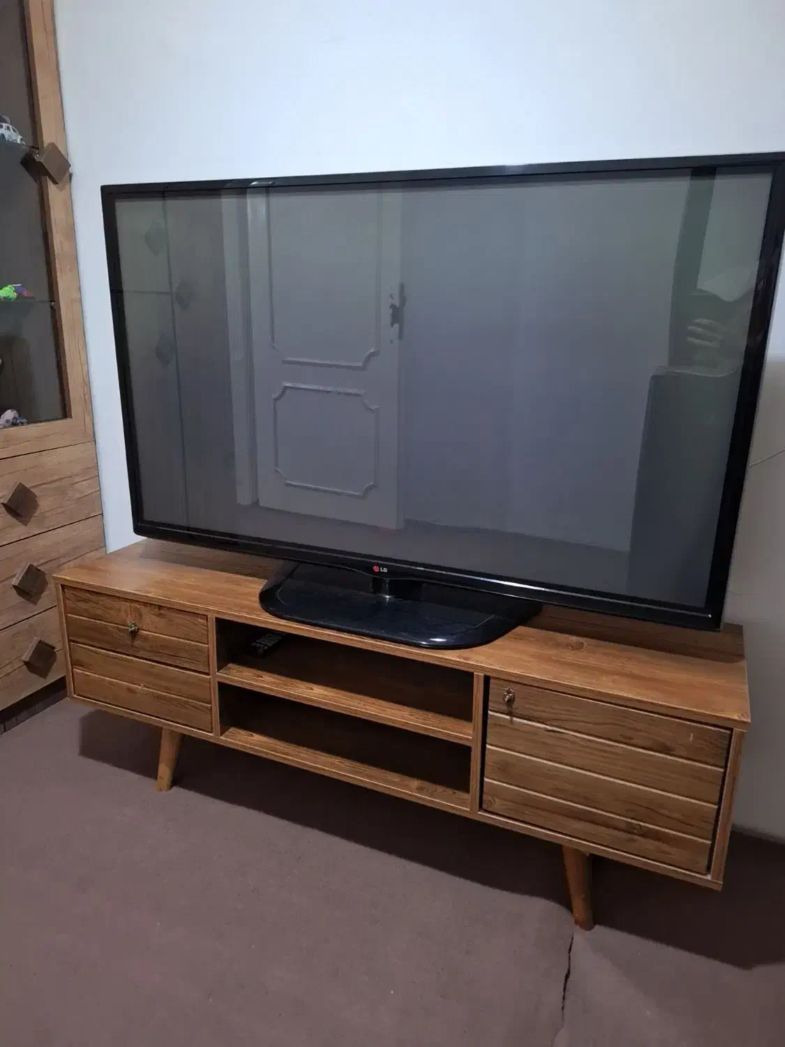 تلوزیون ۵۰ اینچ LG با میز باهم ۲۵ تومان|تلویزیون و پروژکتور|پاکدشت, پاکدشت (مامازند)|دیوار