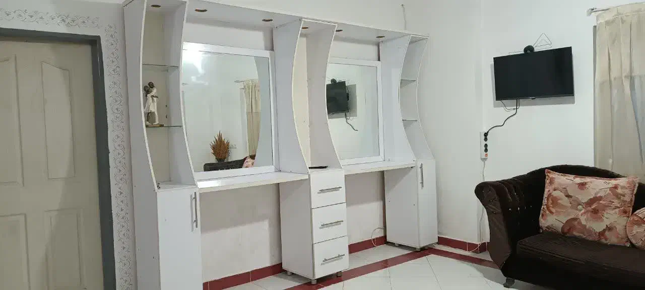 میز آرایش با آینه و کشو|مبلمان خانگی و میز عسلی|چالوس, |دیوار