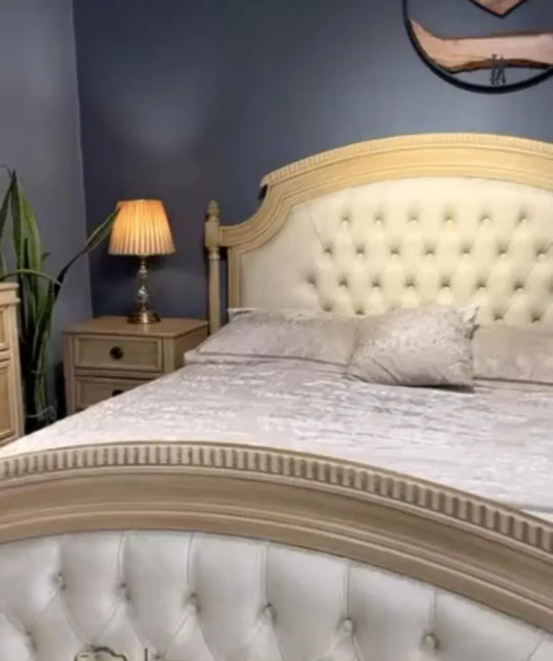 تخت خواب.میز و ایینه و تشک تخت|تخت و سرویس خواب|هشتگرد, شهرک بعثت|دیوار