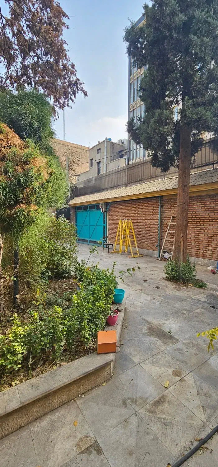 ۸۰۰ متر بنا با ۳۰۰ متر حیاط دربست خ نجات الهی