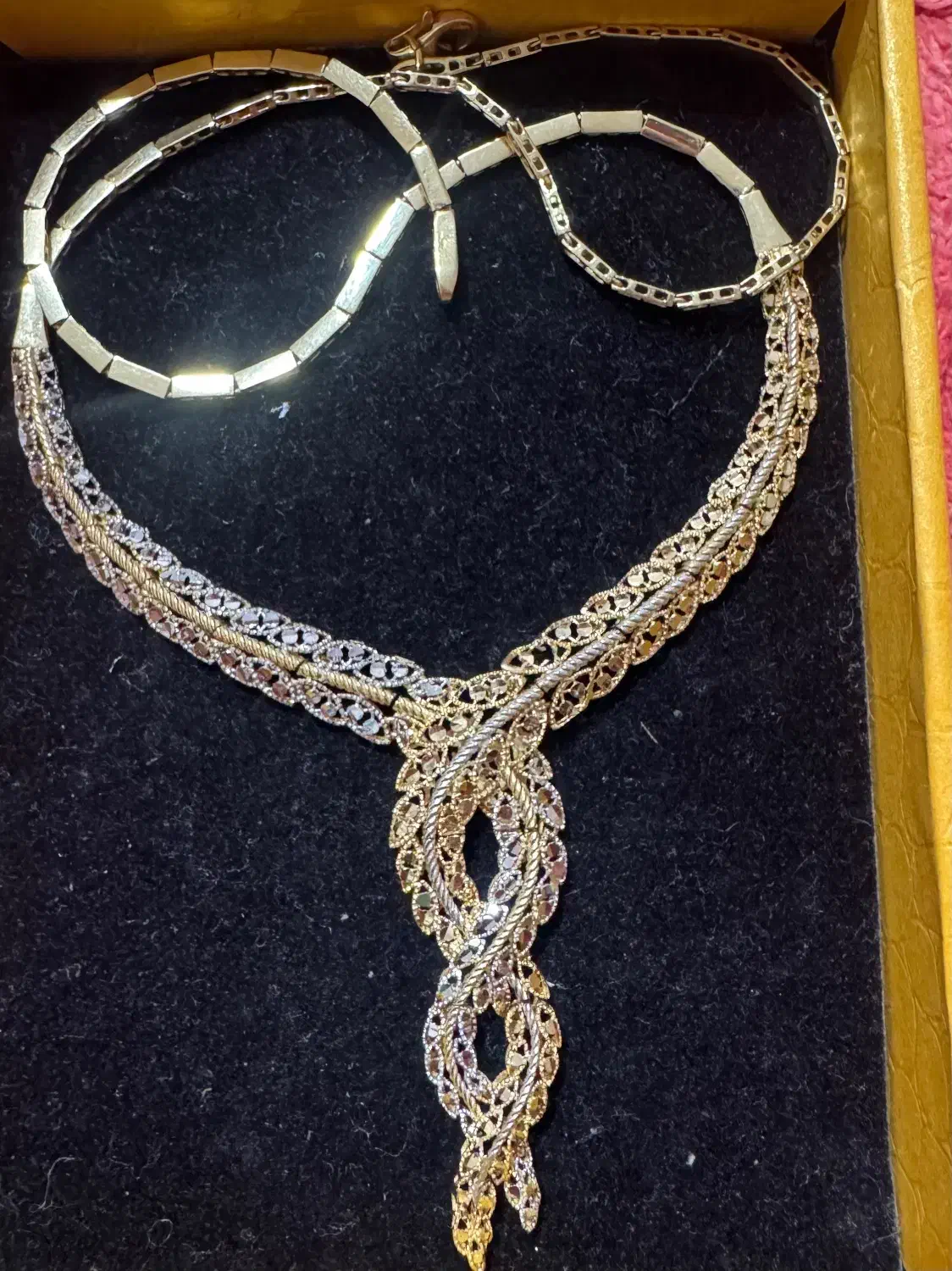 طلا|جواهرات|تربت‌حیدریه, باغ ملی|دیوار