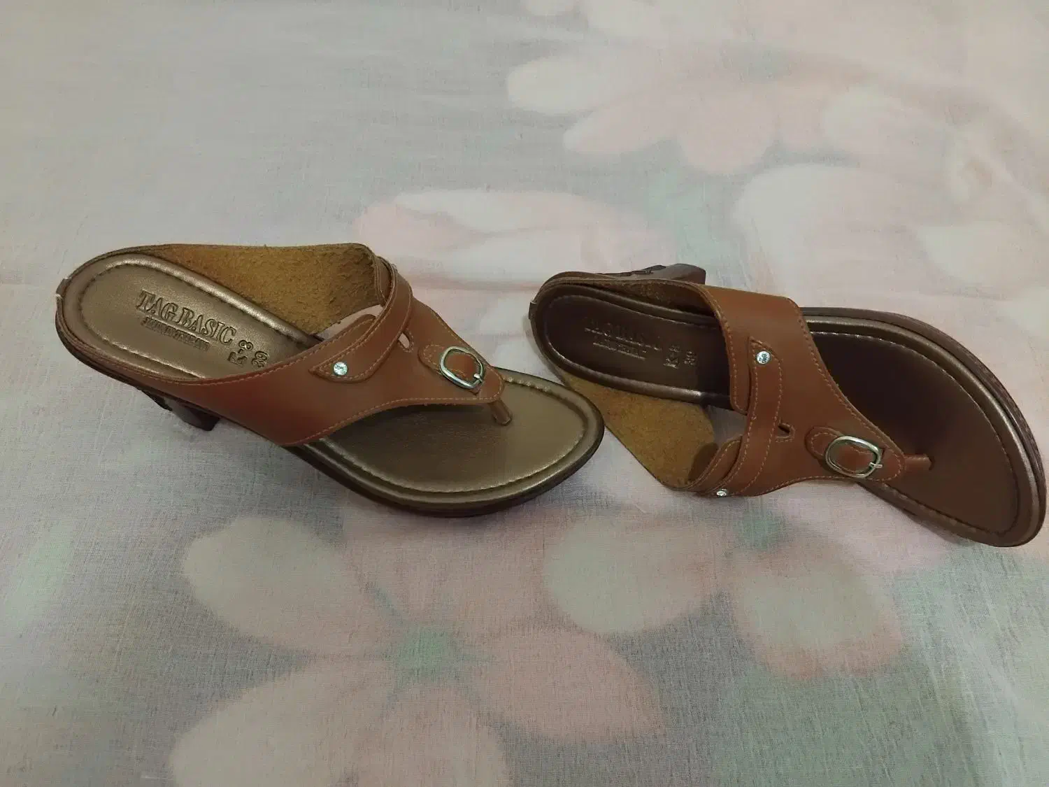 صندل|کیف، کفش، کمربند|بندر دیر, |دیوار