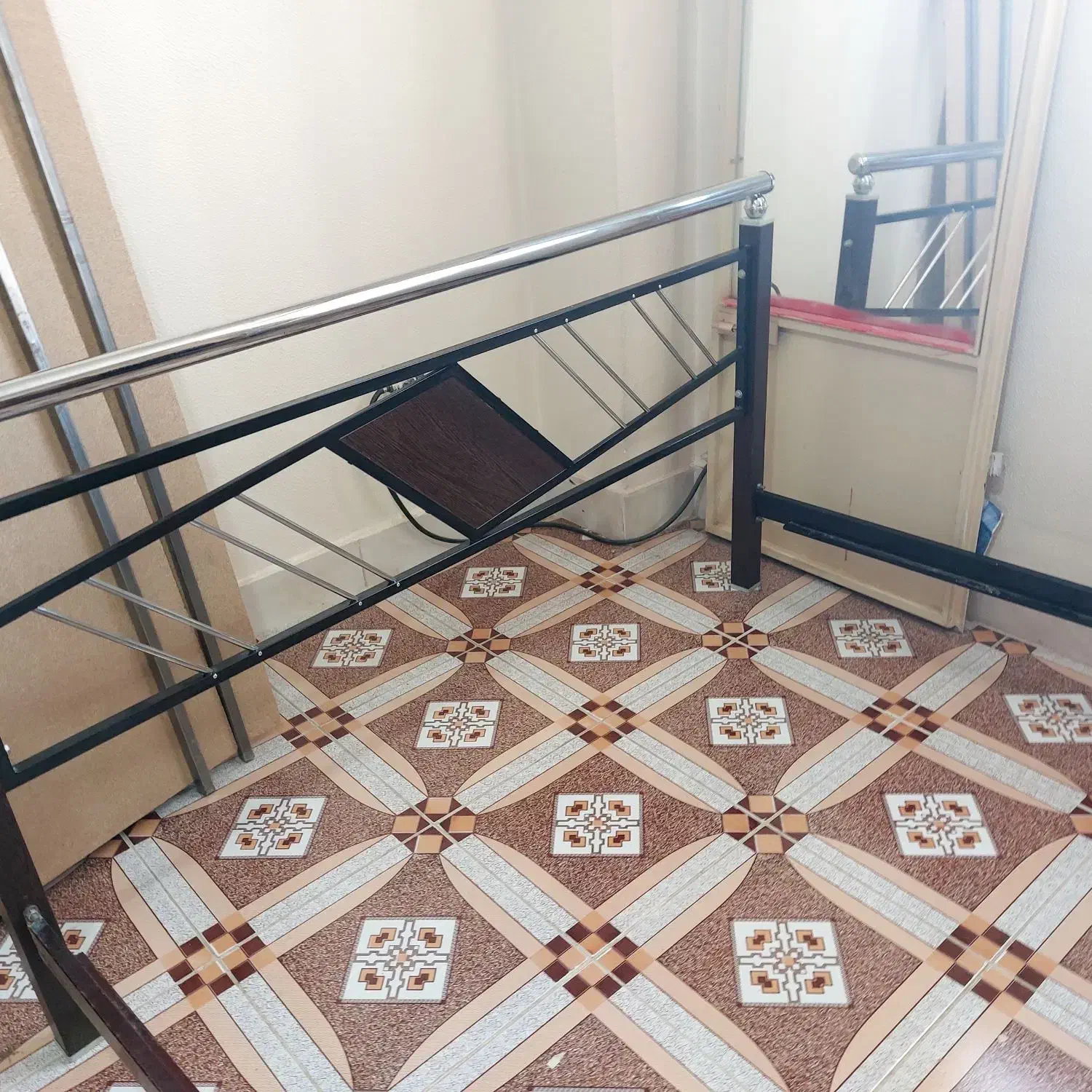 تخت خواب دونفره به همراه تشک|تخت و سرویس خواب|شاهینشهر, خانه کارگر|دیوار