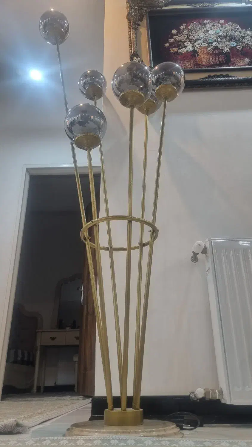 آباژور  کنار سالنی ایستاده فلزی|چراغ خواب و آباژور|هشتگرد, شهرک ولیعصر (مصلی)|دیوار