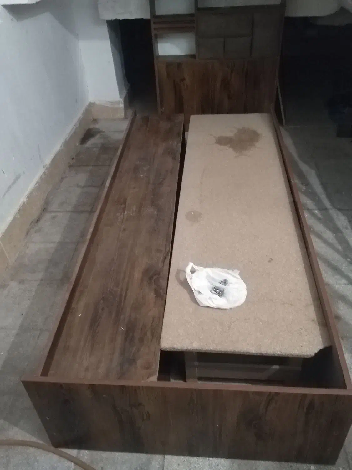 تخت خواب|تخت و سرویس خواب|صدرا-فارس, فاز ۲|دیوار