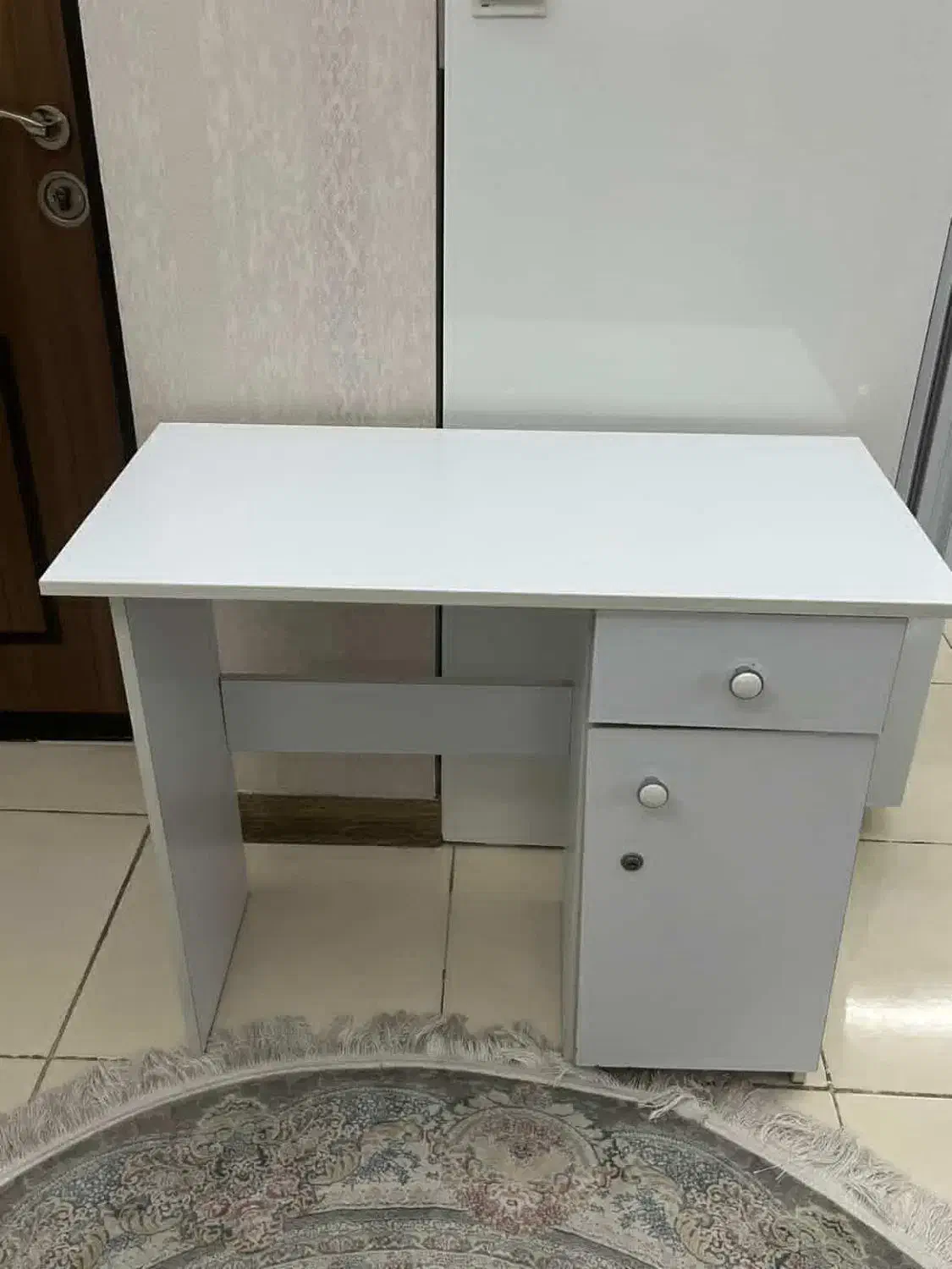 میز تحریر سفید در حد نو|میز تحریر و کامپیوتر|رشت, باهنر|دیوار