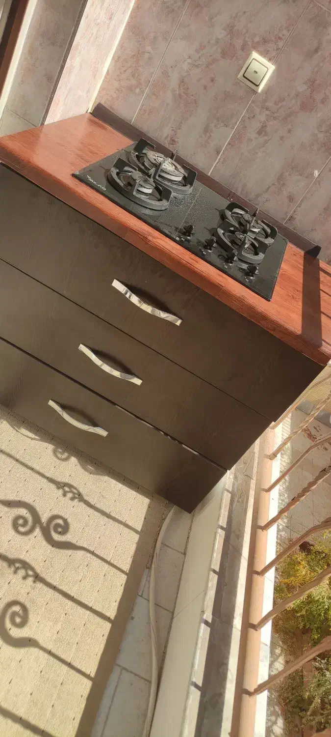 کابینت  و گاز صفحه   و سه کشاب کلید دار و ابچکون|آب‌چکان و نظم‌دهنده ظروف|اصفهان, شهرک کوثر|دیوار