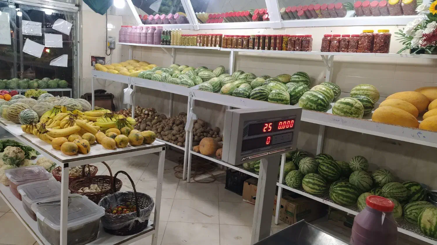 دکور میوه فروشی با ترازو|فروشگاه و مغازه|گلبهار, شهر جدید گلبهار|دیوار