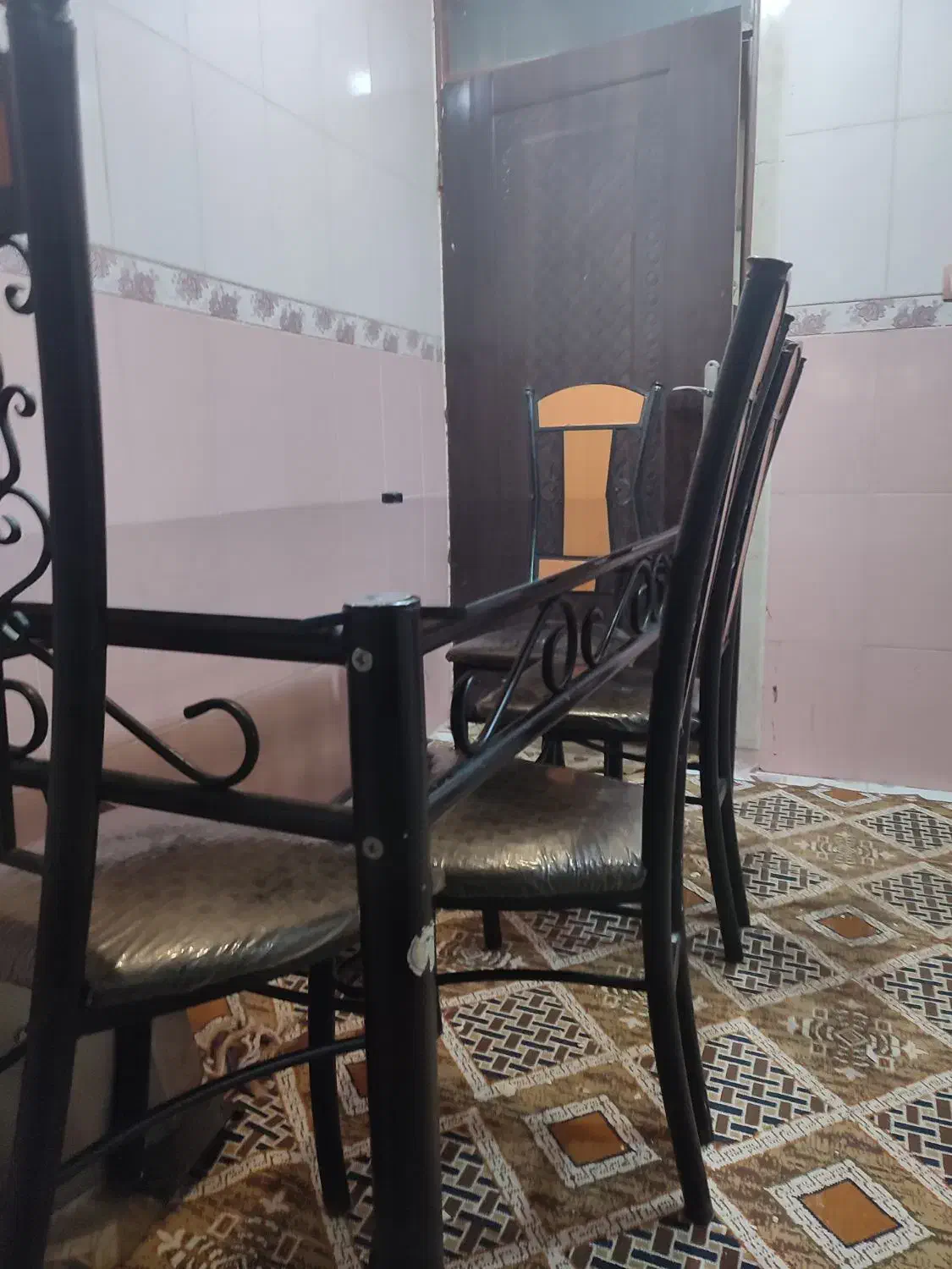 میز نهار خوری شیشه نشکن پایه فلزی|میز و صندلی غذاخوری|کوخرد هرنگ, |دیوار