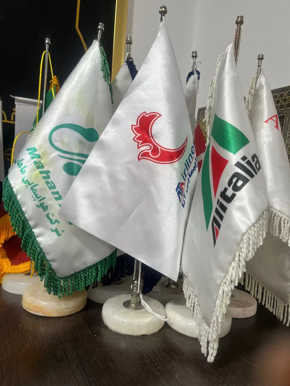 تعداد ۱۰ عدد پرچم رومیزی با پایه هواپیمایی و ایران|صنایع دستی و سایر لوازم تزئینی|شیراز, معالیآباد|دیوار