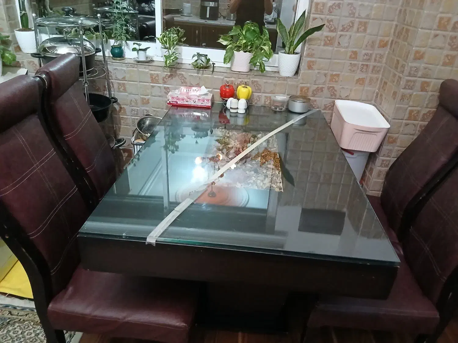 لوستر و میز ناهارخوری و ۴تا صندلی|میز و صندلی غذاخوری|لاهیجان, مهرگان|دیوار