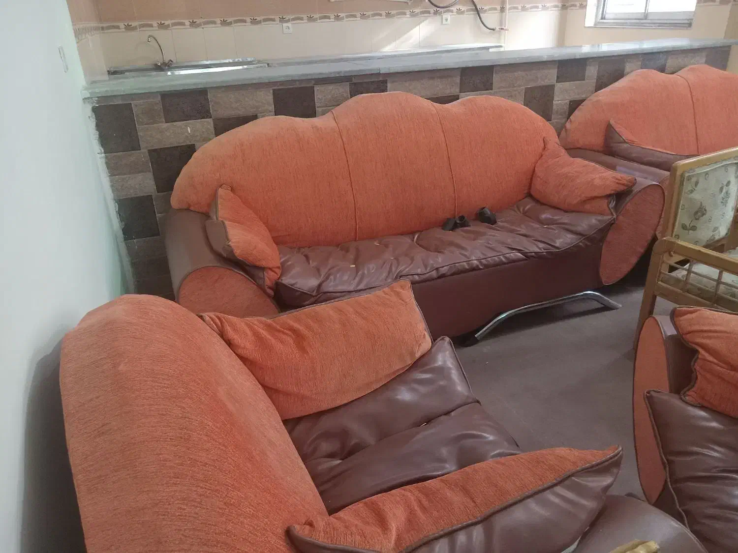 مبل ۷نفره محکم و سالم|مبلمان خانگی و میز عسلی|همدان, |دیوار