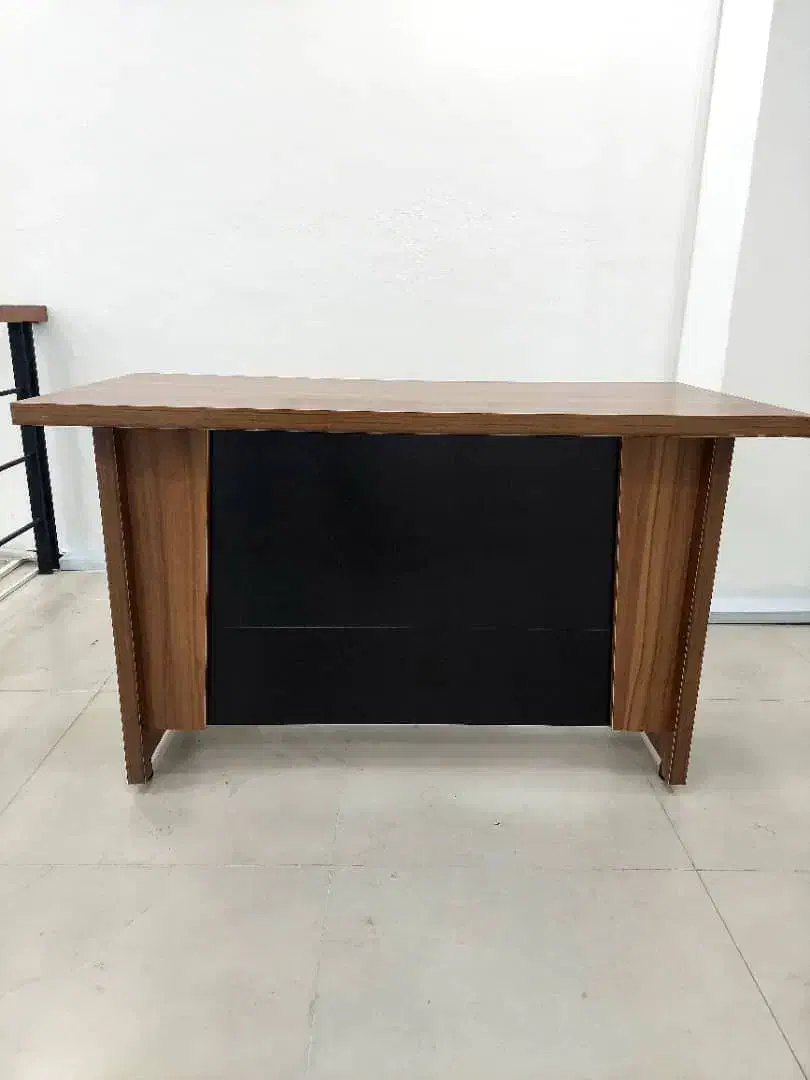 فروش میز کارشناسی دو کشو در حد نو|مبلمان اداری|نوشهر, |دیوار