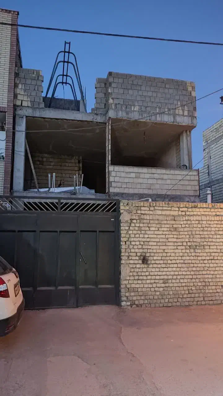 فروش طبقه دوم نیمه کاره خورذوق خ حافظ 2|فروش آپارتمان|شاهین‌شهر, گزبرخوار|دیوار