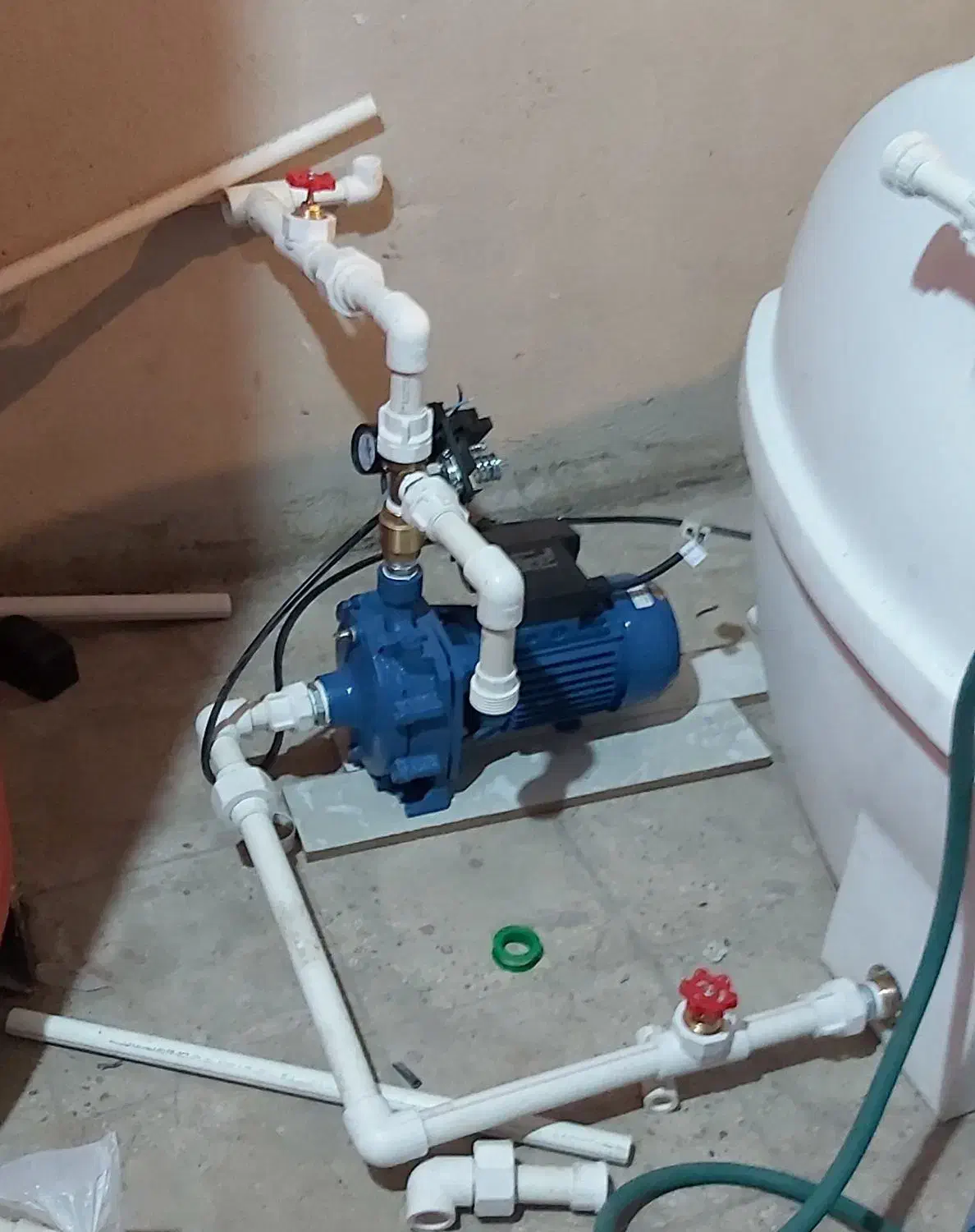 نصب پمپ آب و مخزن ، لوله کشی آب سردو گرم و شوفاژ|خدمات پیشه و مهارت|تهران, اختیاریه|دیوار