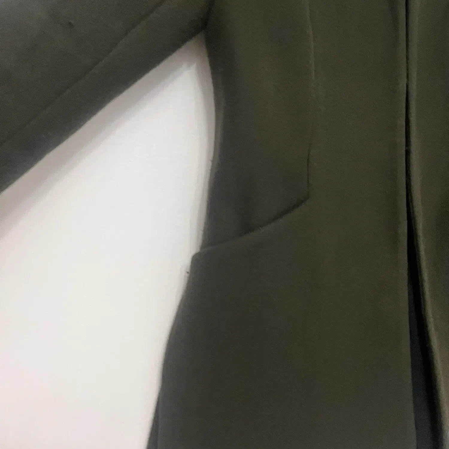 پالتو‌کتی سبز|لباس|اندیشه, اندیشه فاز ۳|دیوار