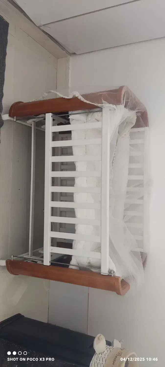 تخت و گهواره چوبی کنارتخت مادر|اسباب و اثاث بچه|بازفت, |دیوار