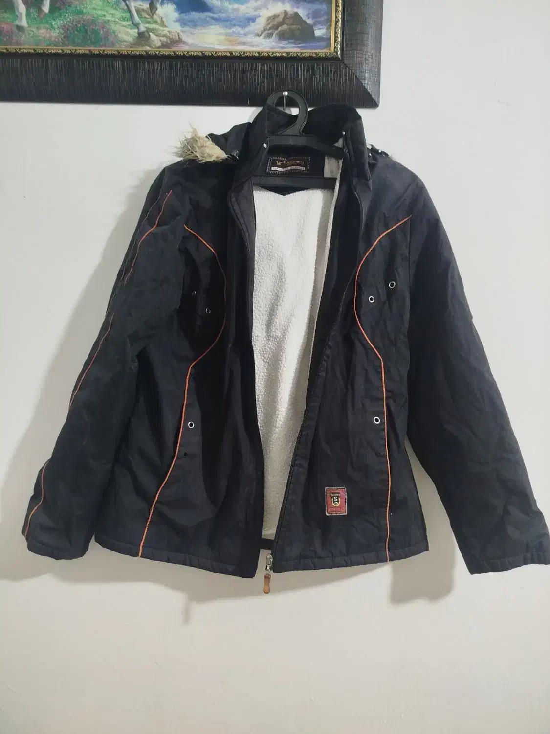 پالتو|لباس|مشهد, موعود|دیوار