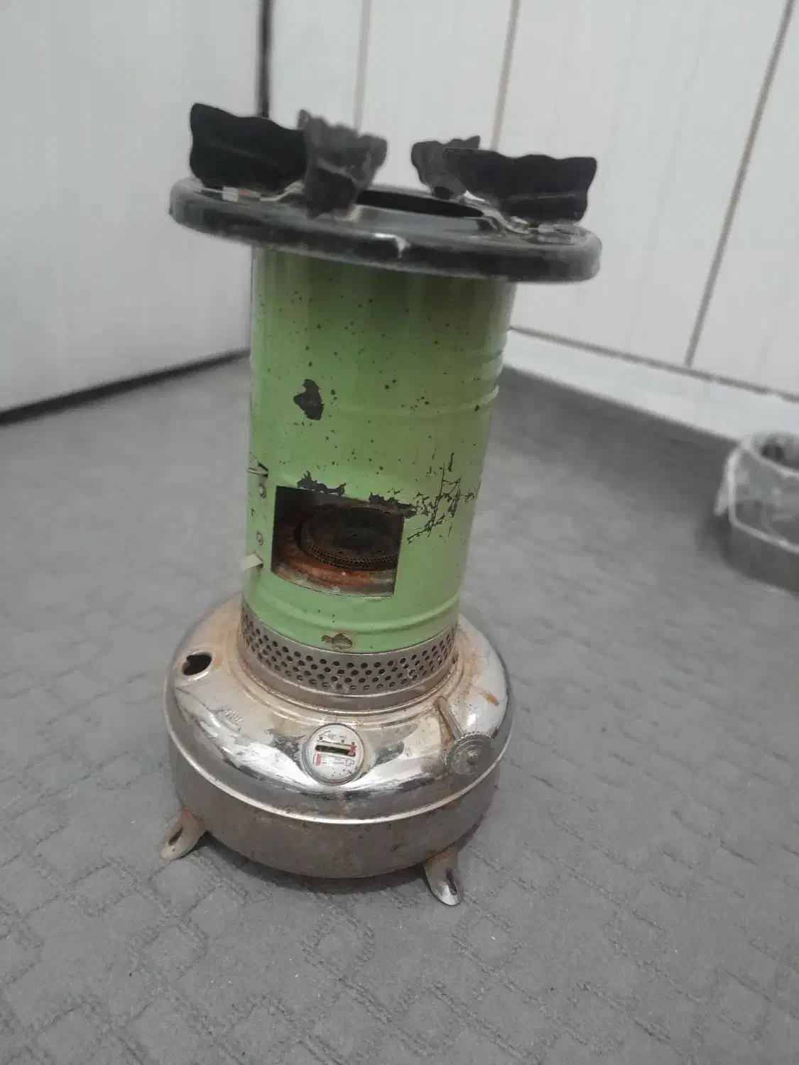 والور نفتی|کلکسیون اشیاء عتیقه|فولادشهر, فولادشهر|دیوار