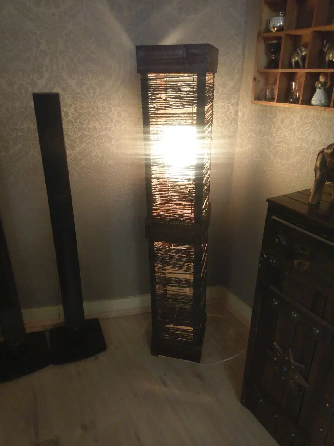 چراغ خواب آباژور چوبی ایستاده کنار سالنی|لوستر و چراغ آویز|تهران, ونک|دیوار